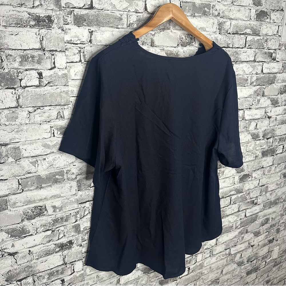 NWT EUC BloomChic Navy V-Neck Top with Lace Trim Size 22-24 - Picture 4 of 10
